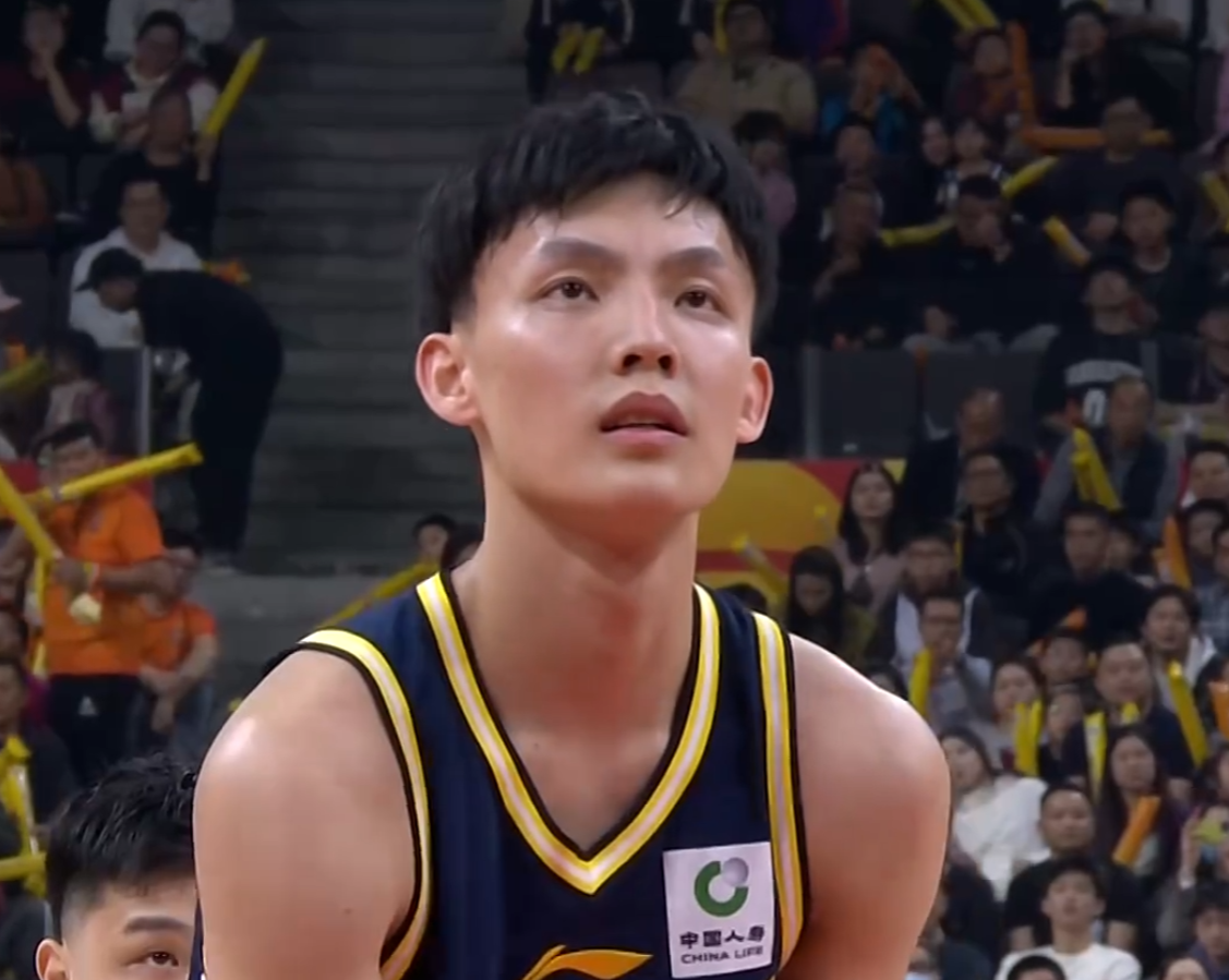 8868体育平台-晚上十点半！徐杰伤情更新，崔永熙主动请战，徐昕无缘回归